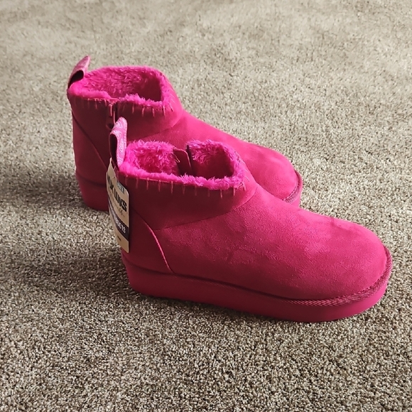 Muk Luks Cozy Pink Footwear - Picture 1 of 11